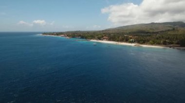 Hava güzel bir plaj tropikal bir adada görüntüleyin. Nusa Penida, Bali, Endonezya.