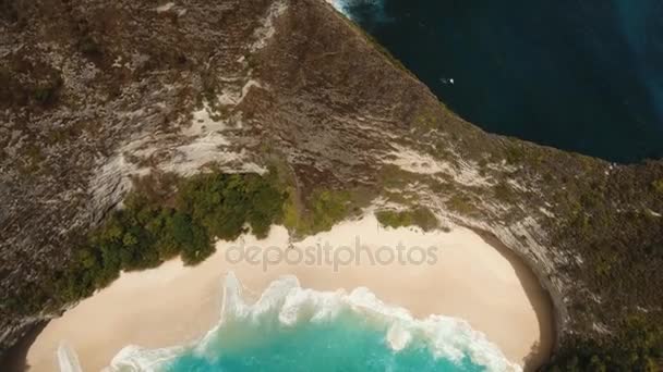 Skalnatý útes s pláží v moři. Karang Dawa. — Stock video