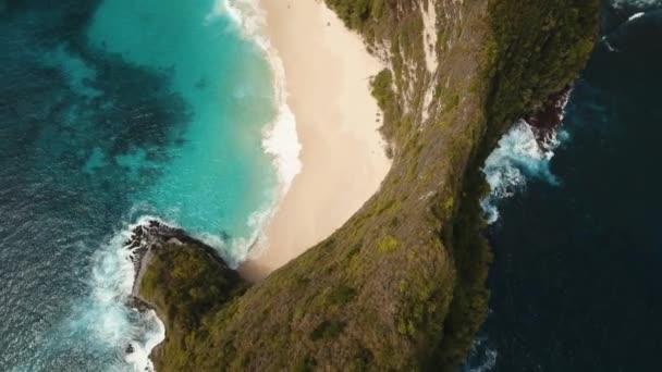 Falaise rocheuse avec plage dans la mer. Karang Dawa. — Video