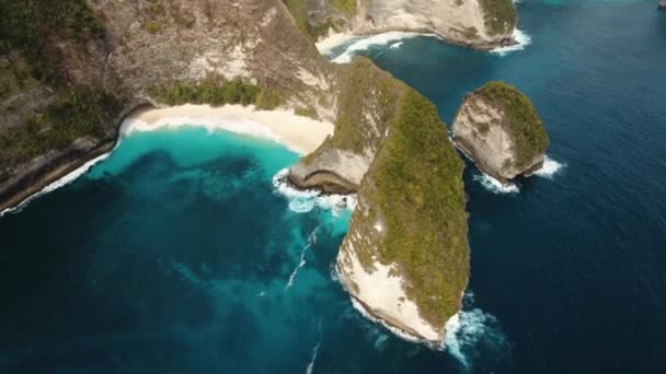 Penhasco rochoso com praia no mar. Karang Dawa. — Vídeo de Stock