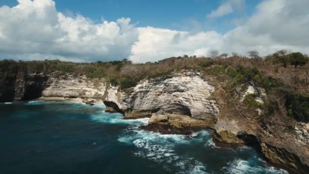 Zeegezicht kliffen, zee en golven op Nusa Penida, Bali, Indonesië — Stockvideo