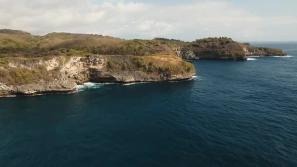 Cliffs Seascape, mar e ondas em Nusa Penida, Bali, Indonésia — Vídeo de Stock