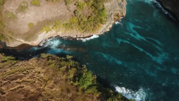 Acantilados, mar y olas en Nusa Penida, Bali, Indonesia — Vídeos de Stock