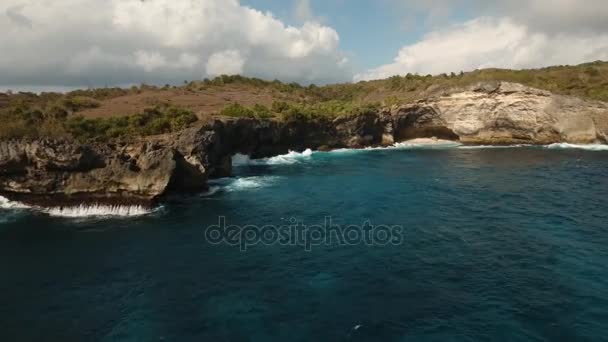 Seascape sziklák, a tenger és a hullámok a Nusa Penida, Bali, Indonézia — Stock videók