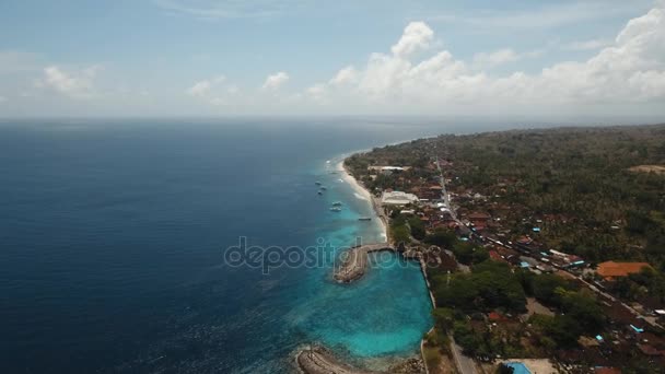 Antenna Nézd szép strand egy trópusi szigeten. Nusa Penida, Bali, Indonézia. — Stock videók