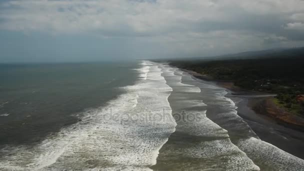 Beach, viharos időjárás, a hullámok. Bali, Indonézia — Stock videók