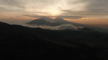Gün batımı ile dağ manzarası. Jawa Adası, Endonezya.