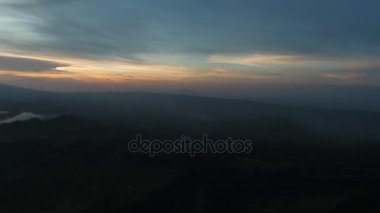 Gün batımı ile dağ manzarası. Jawa Adası, Endonezya.