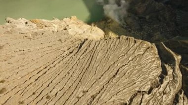 Kawah Ijen'de, kükürt nerede mayınlı volkanik krater.