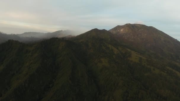 Hegyi táj, naplemente. Jawa-sziget, Indonézia. — Stock videók