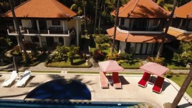 Deniz kıyısında havuzu olan bir otel, Bali.