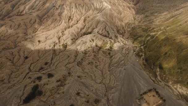 Volcán activo con un cráter. Gunung Bromo, Jawa, Indonesia. — Vídeos de Stock