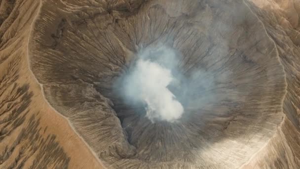 Aktív vulkán kráterrel. Gunung Bromo, Jawa, Indonézia. — Stock videók