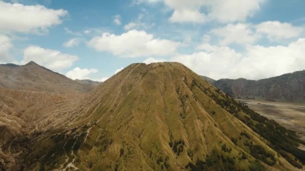 火山の噴火口と。インドネシア、ジャワ島. — ストック動画