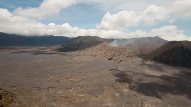 Aktywny wulkan z kraterem. Gunung Bromo, Jawa, Indonezja. — Wideo stockowe