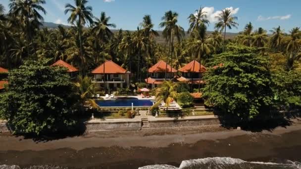 Hotel mit Pool an der Meeresküste, Bali. — Stockvideo