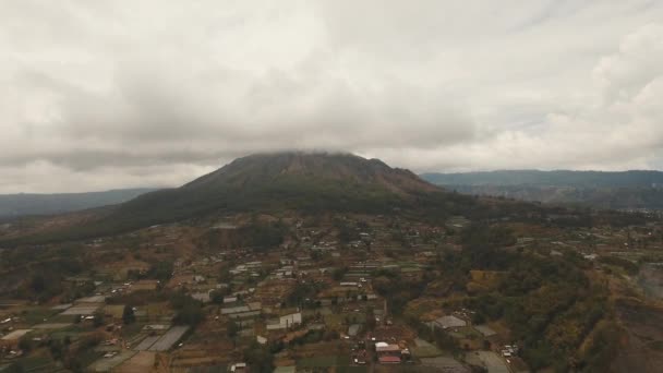 Lake in de krater van de vulkaan. Batur, Bali — Stockvideo