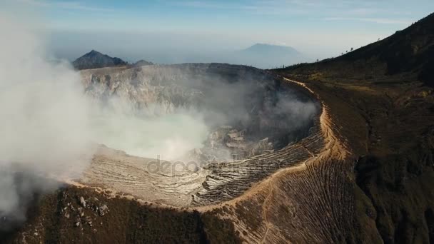 Kawah Ijen、硫黄が採掘は火山の噴火口. — ストック動画