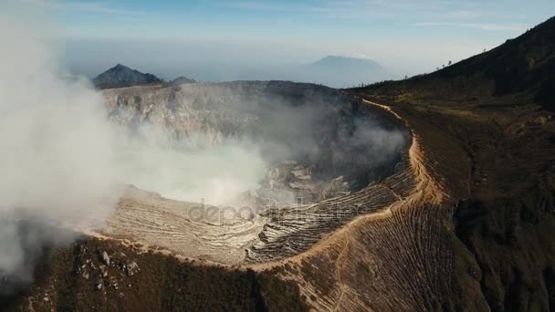 Kawah Ijen, cráter volcánico, donde se extrae azufre . — Vídeos de Stock