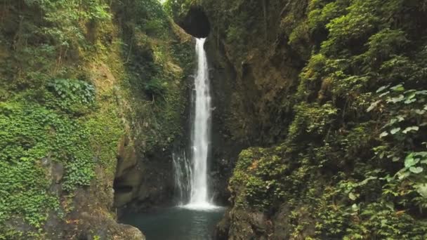 Prachtige tropische waterval. Bali, Indonesië. — Stockvideo