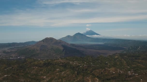 湖と火山バトル、アグン。インドネシアのバリ. — ストック動画