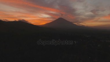 Aktif volkan Gunung Agung Bali, Endonezya 'da.