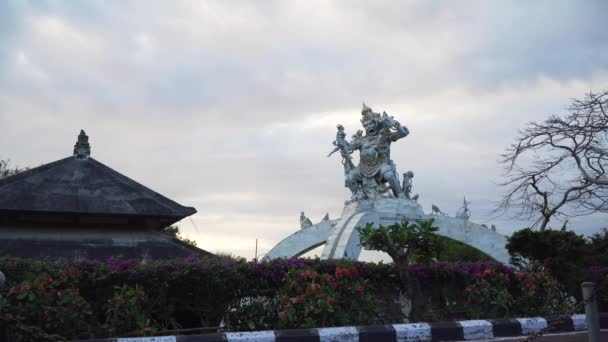 Heykeli Tanrı Pura Uluwatu Tapınağı Bali, Endonezya. — Stok video