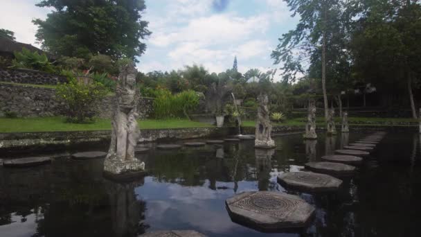 Tirta Gangga op Bali. Hindoe tempel. — Stockvideo