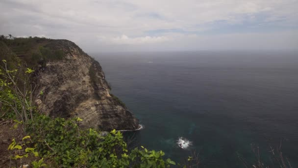 Скалы, море и волны в Nusa Penida, Бали, Индонезия — стоковое видео