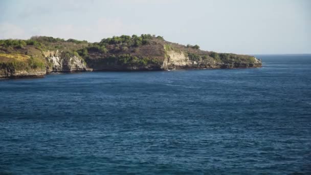 Deniz manzarası kayalıklarla, deniz ve dalgalar Nusa Penida, Bali, Endonezya — Stok video