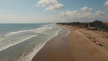 Sörfçülerin, Bali 'nin, Kuta' nın olduğu güzel bir sahil..