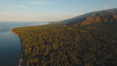 Deniz kıyısında gün batımı. Bali, Endonezya.