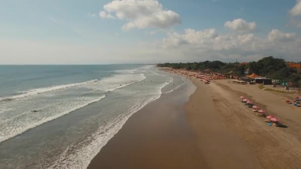 Légi kilátás gyönyörű strand szörfösökkel, Bali, Kuta. — Stock videók