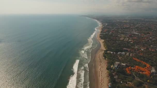 Letecký pohled krásná pláž, Bali, Kuta. — Stock video