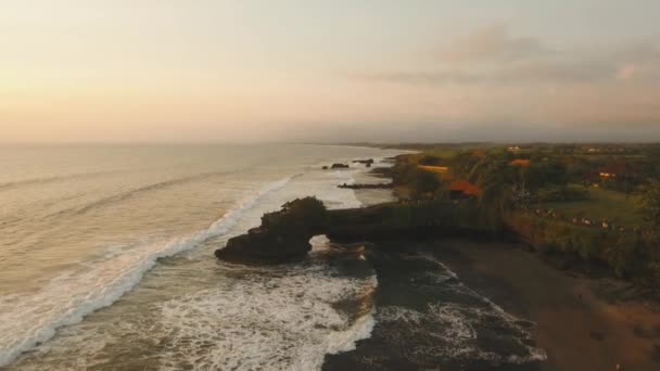 Hindoe tempel op het eiland Tanah Lot Bali, Indonesië. — Stockvideo