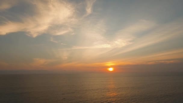 Vista aérea de la superficie del agua al atardecer. Bali. — Vídeo de stock