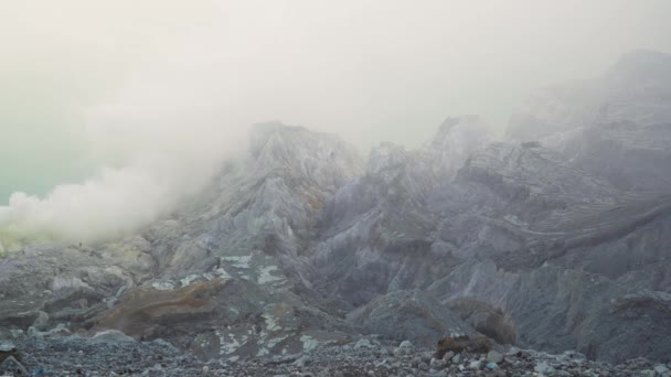 Kawah ijen, vulkanischer Krater, in dem Schwefel abgebaut wird. — Stockvideo