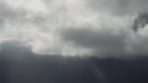 Βουνά στα σύννεφα στην Ανατολή του ηλίου. Μπαλί, Ινδονησία. — Αρχείο Βίντεο