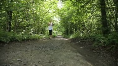 Bir alandaki yolda kız çalışır.