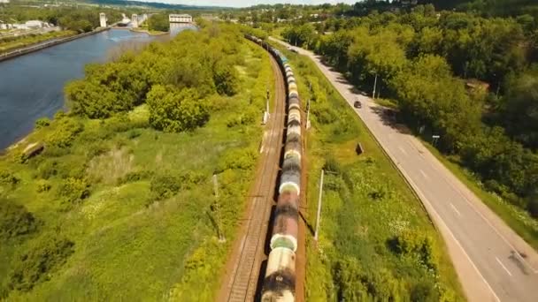 Tren de mercancías en el ferrocarril — Vídeos de Stock