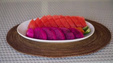 Olgunlaşmış tropikal meyve ile plaka.