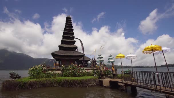 Hindu templom-Bali szigetén. Pura Ulun Danu Bratan. — Stock videók