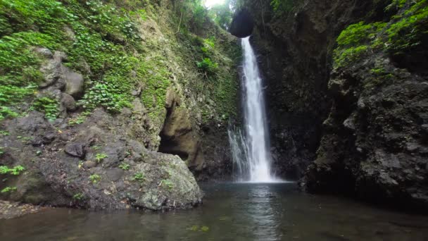 Schöner tropischer Wasserfall. Bali, Indonesien. — Stockvideo