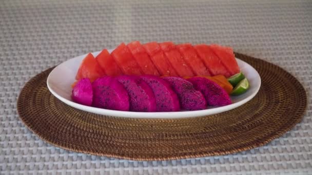Плита с спелыми тропическими фруктами . — стоковое видео