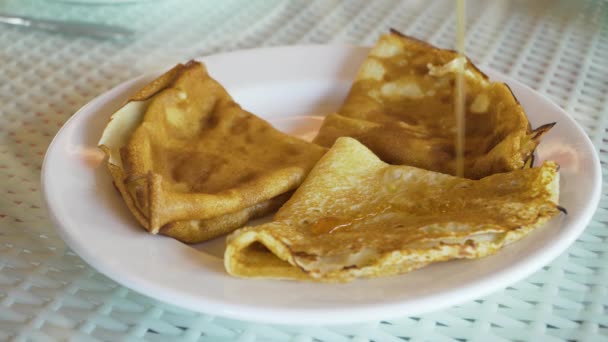 Panqueques en un plato con mermelada. — Vídeo de stock