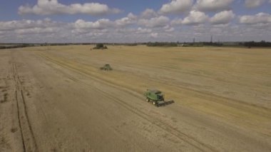 Havadan görünümü birleştirmek bir alan buğday hasat.