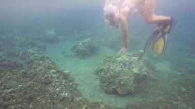 Su altında kız Şnorkelle Dalma.