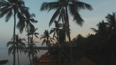 Deniz kıyısında gün batımı. Bali, Endonezya.