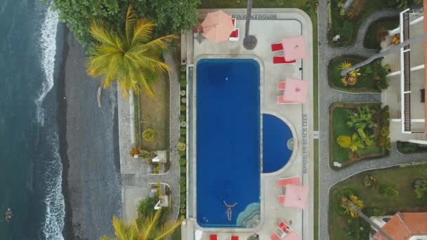 Menina está nadando na piscina. — Vídeo de Stock