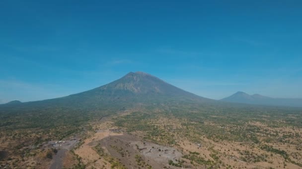 Volcán activo Gunung Agung en Bali, Indonesia. — Vídeos de Stock